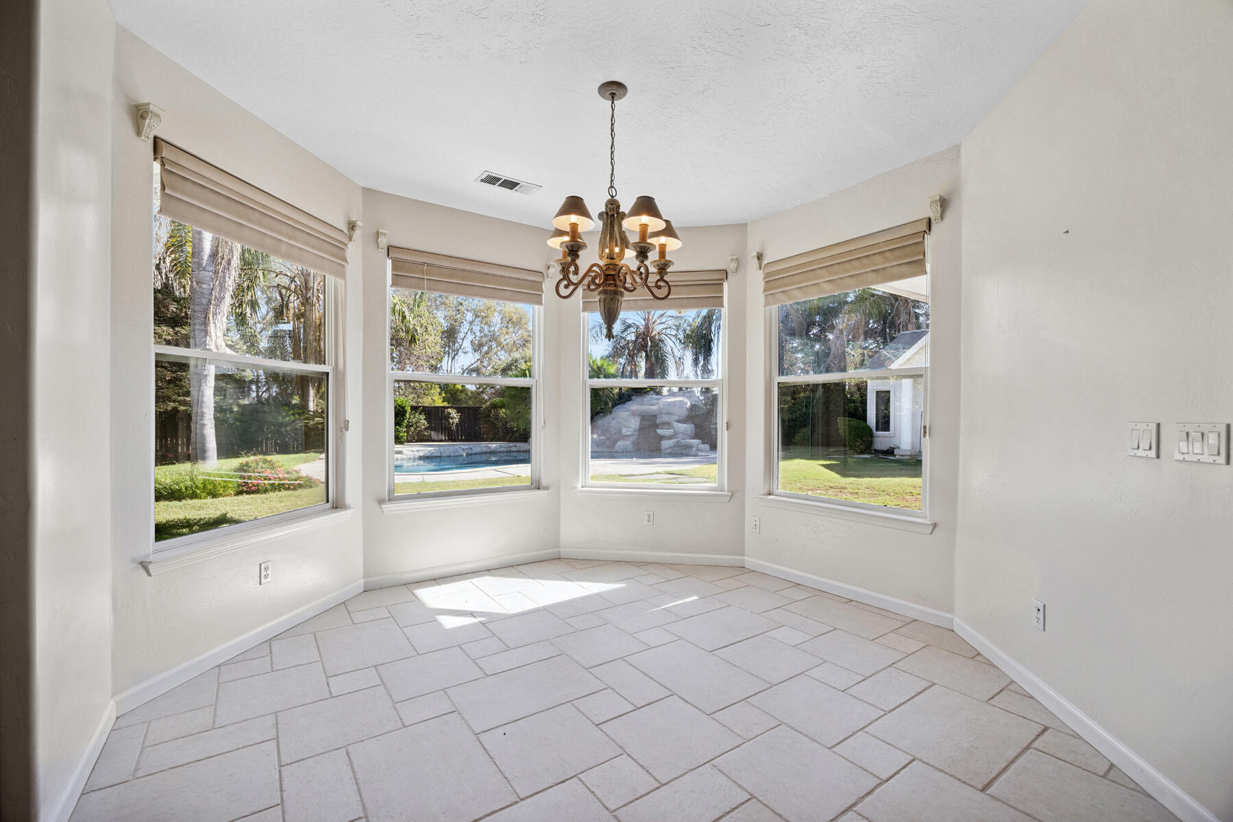 1163 North Belmont Road Exeter, CA 93221 - Photo 24 of 81 24 - Breakfast Nook (Pic 1)