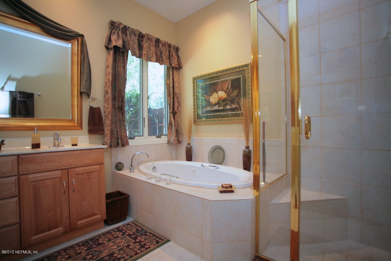 13900 Webb Road Jacksonville, FL 32218 - Photo 14 of 28 Master Bath Garden tub