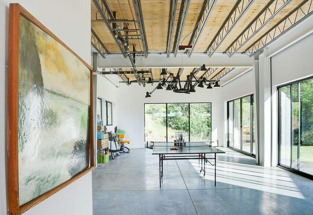 3 Piliwale Road Kula, HI 96790 - Photo 15 of 30 a view of a porch with a table and chairs