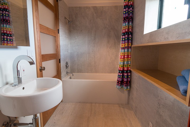 3 Piliwale Road Kula, HI 96790 - Photo 24 of 30 a bathroom with a sink and a bathtub