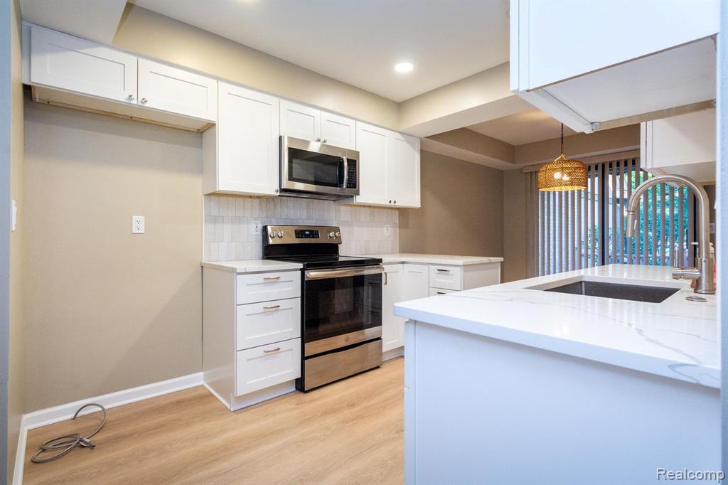 195 Meadow Ln Circle Rochester Hills, MI 48307 - Photo 10 of 34