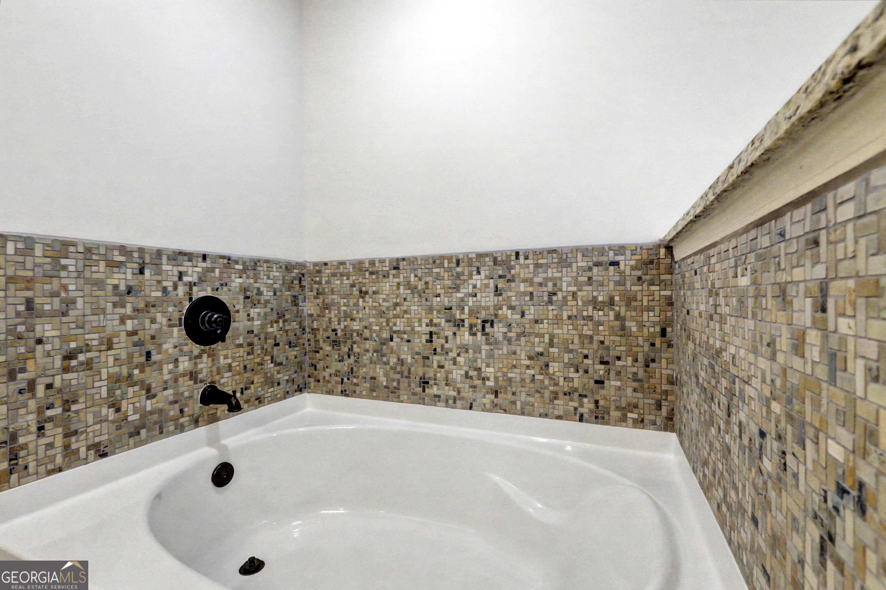 411 Loblolly Ridge Locust Grove, GA 30248 - Photo 18 of 43 a bathroom with a bathtub