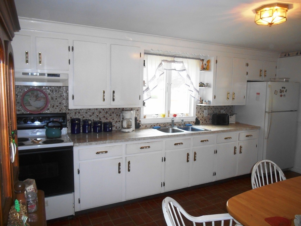 5 Hillcrest Road Dracut, MA 01826 - Photo 5 of 15 Gallery Image 5
