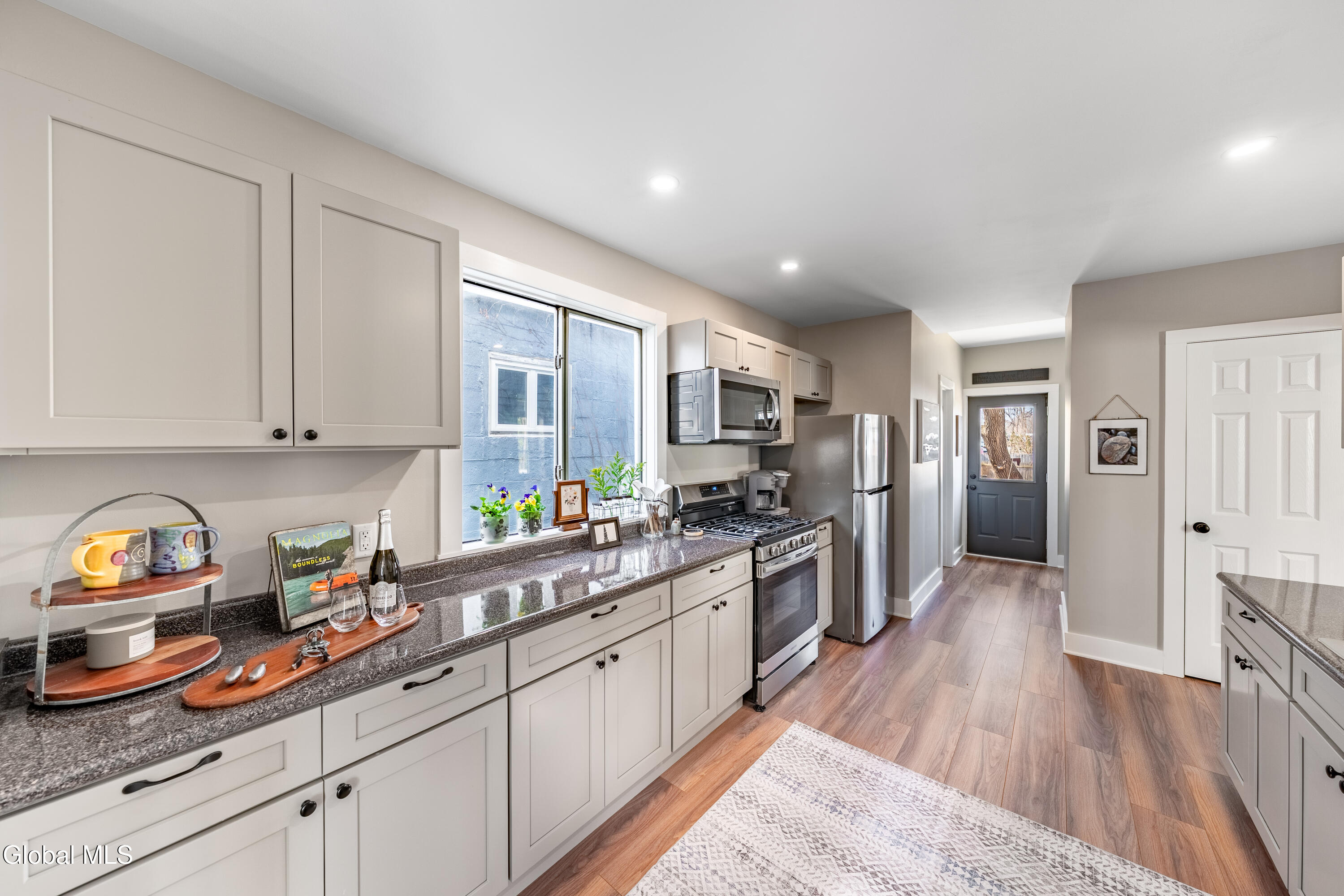 866 Thompson Street Schenectady, NY 12306 - Photo 7 of 25 DSC00863-HDR