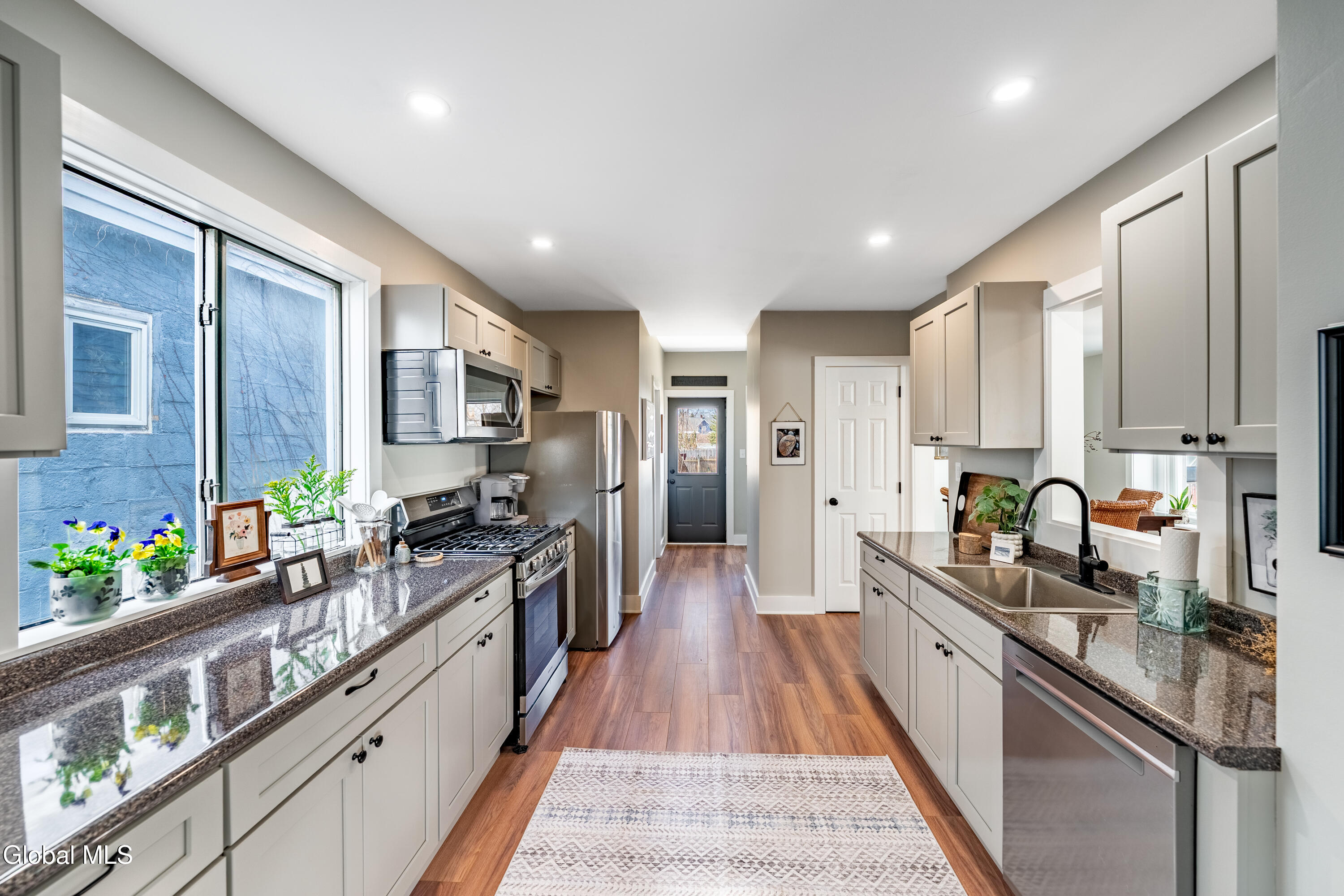 866 Thompson Street Schenectady, NY 12306 - Photo 8 of 25 DSC00878-HDR