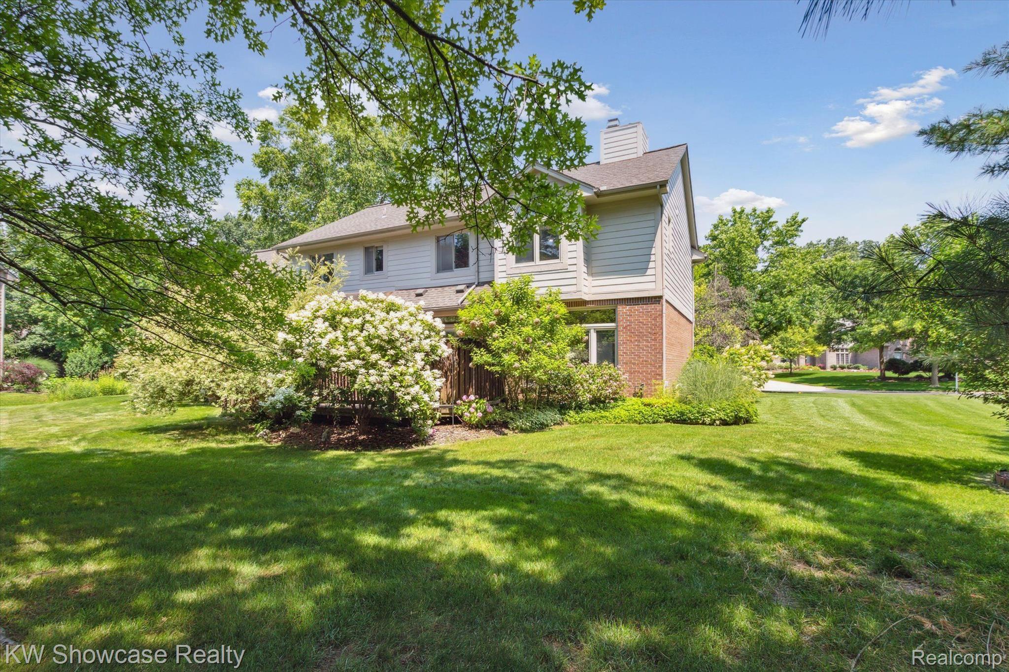 47647 Rochester Drive Novi, MI 48374 - Photo 5 of 36 Mature Perennial Gardens!