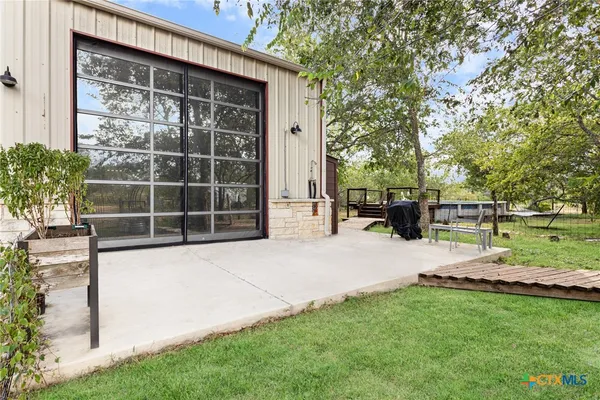 a view of a house with backyard and garden