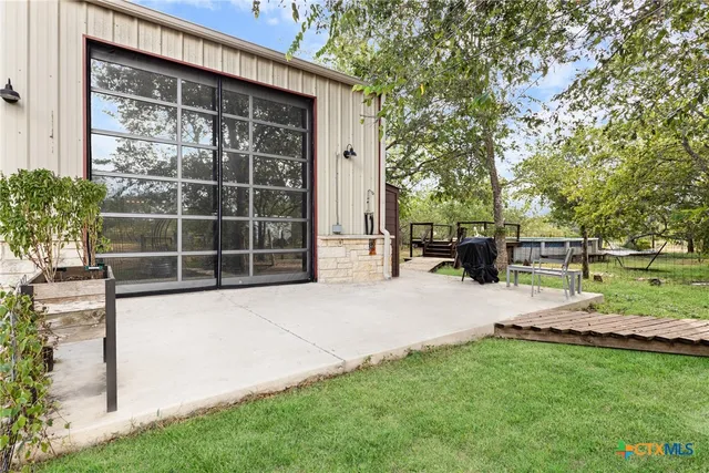 a view of a house with backyard and garden