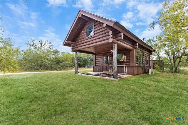 a view of a backyard with pathway