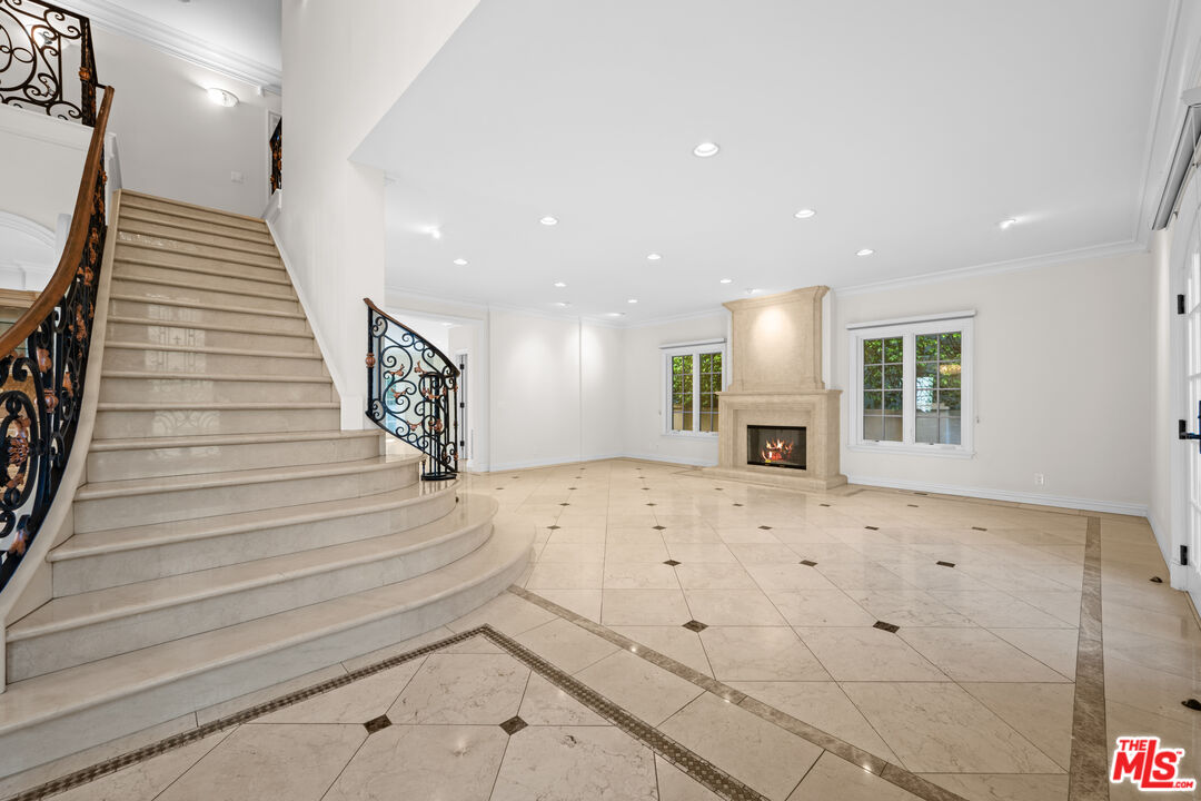 204 Foothill Road Beverly Hills, CA 90210 - Photo 2 of 34 Gallery Image 2