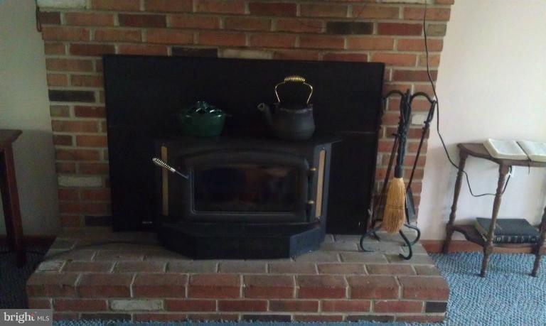 9026 Chestnut Grove Road Frederick, MD 21701 - Photo 5 of 25 Living Room