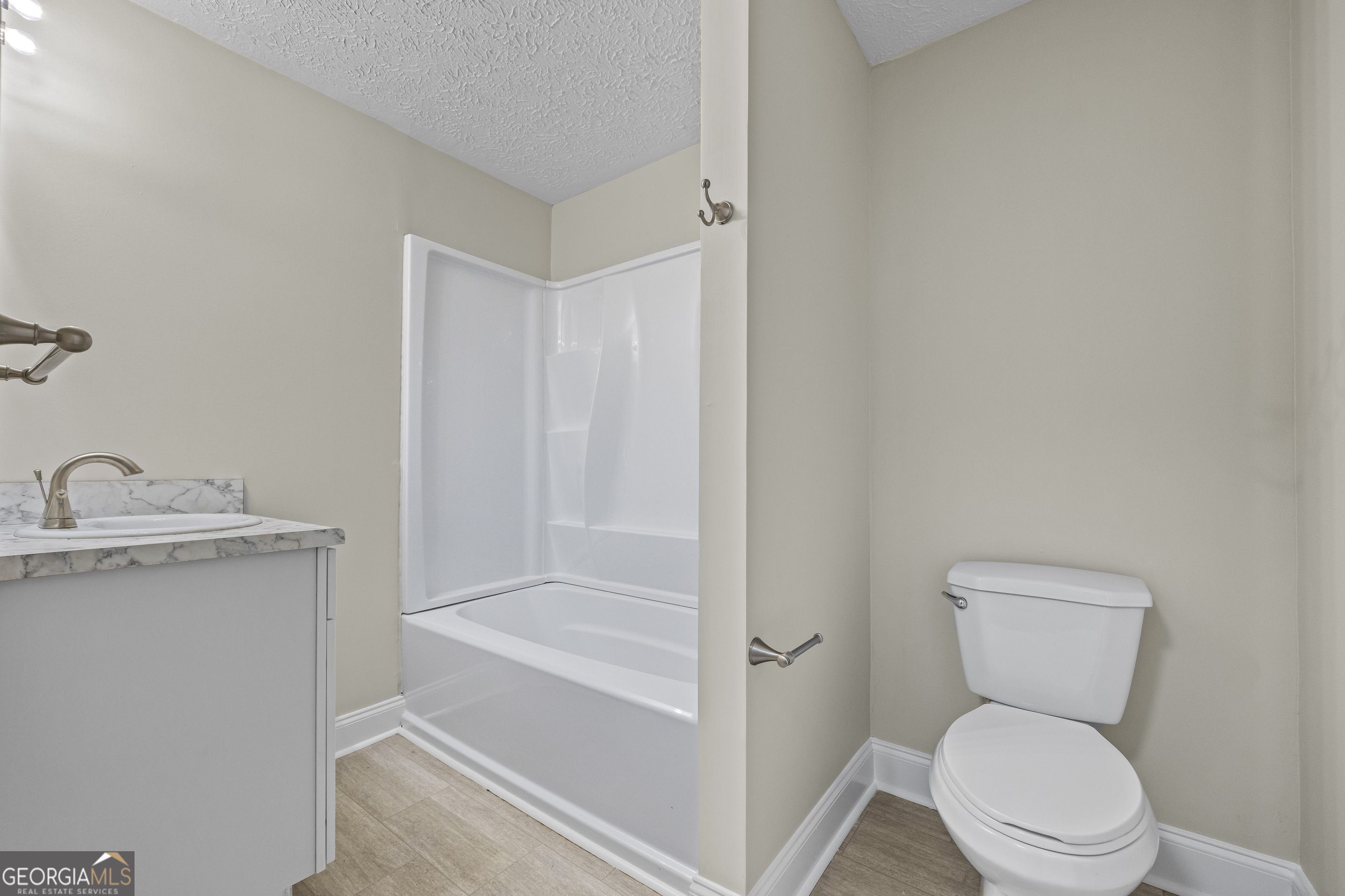 9750 Lavonia Road Carnesville, GA 30521 - Photo 38 of 49 a bathroom with a toilet a sink and bathtub