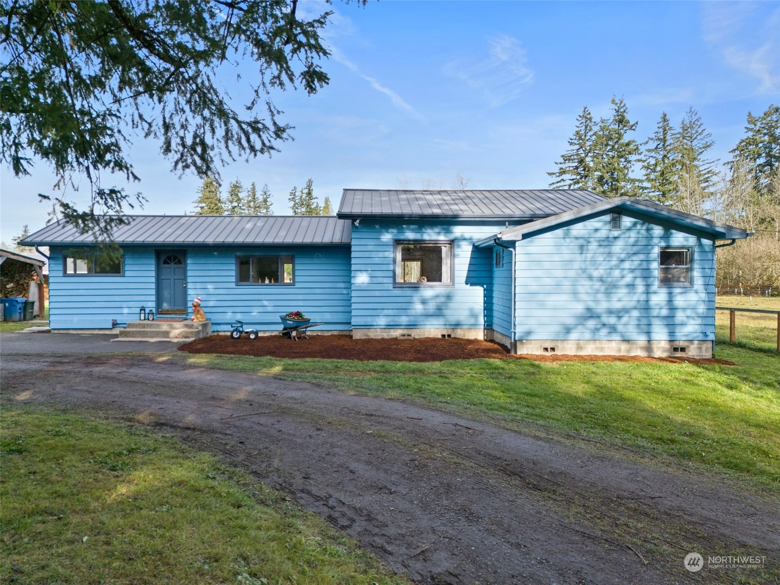 21650 Sweeney Road Southeast Maple Valley, WA 98038 - Photo 2 of 36 a front view of a house with a garden