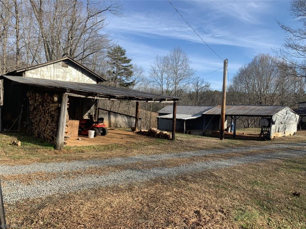 1020 Clinton Road Danbury, NC 27016 - Photo 6 of 35 Barn/Buildings with power
