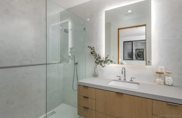 $11,588,168 | 521 South Rios Avenue, Solana Beach, CA 92075