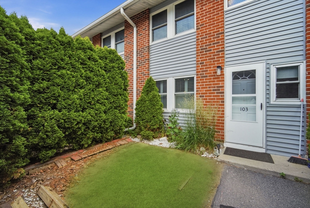 103 Manor Court, Unit 103 Springfield, MA 01118 - Photo 4 of 24