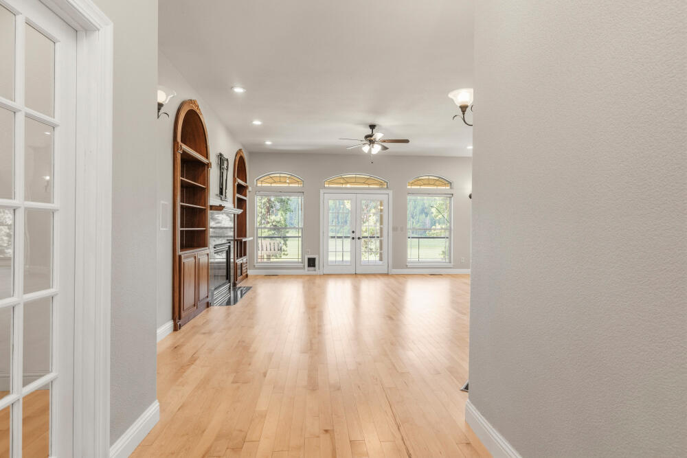11756 Merganser Road Klamath Falls, OR 97601 - Photo 14 of 73 From Foyer