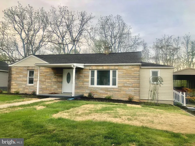 $1,800 | 102 South Whissen Street, Edinburg, VA 22824