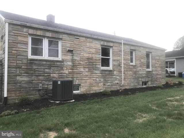 $1,800 | 102 South Whissen Street, Edinburg, VA 22824