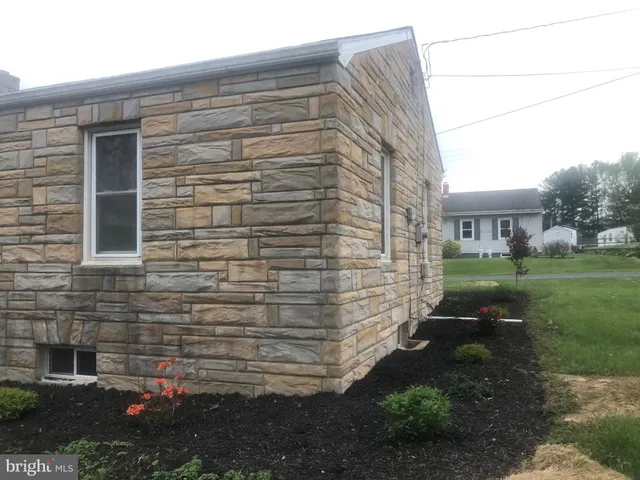 $1,800 | 102 South Whissen Street, Edinburg, VA 22824