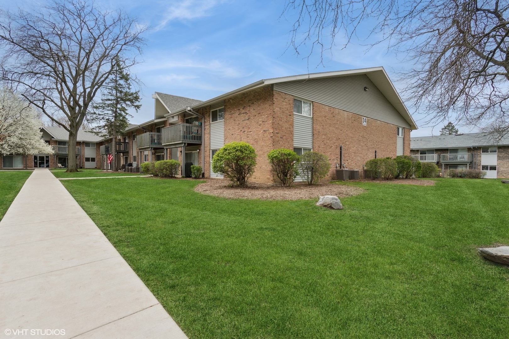 16 Mockingbird Lane, Unit 105 Willowbrook, IL 60527 - Photo 2 of 17