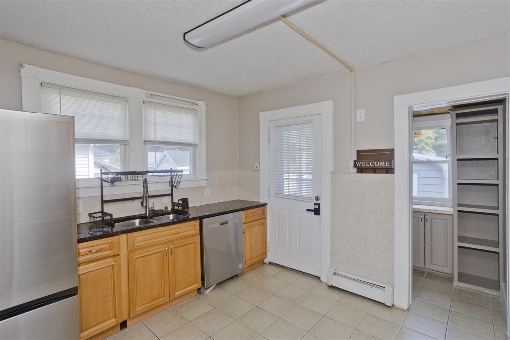 121 Dorset Street Springfield, MA 01108 - Photo 10 of 40