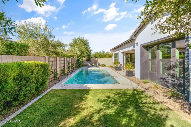 a view of an house with backyard and garden