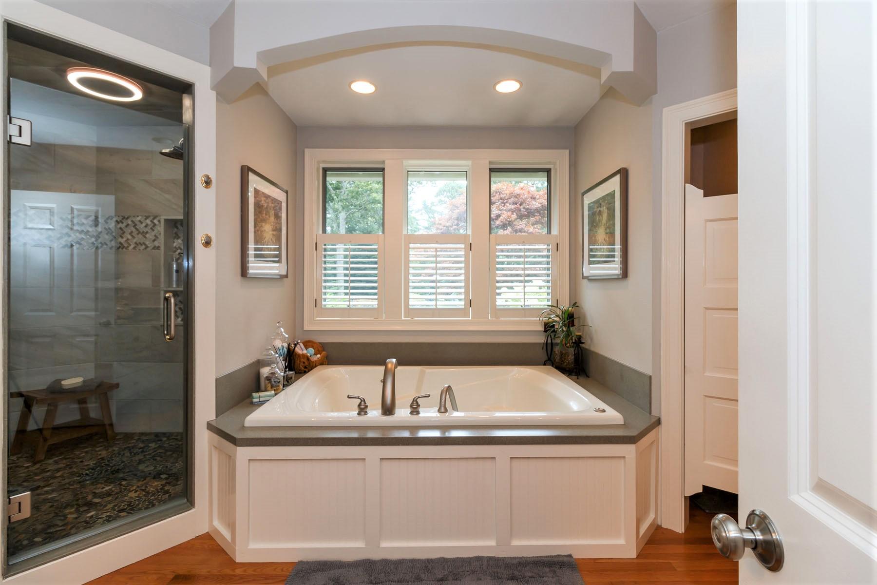 47 The Hunt Circle Mashpee, MA 02649 - Photo 30 of 73 a bathroom with a tub and a shower