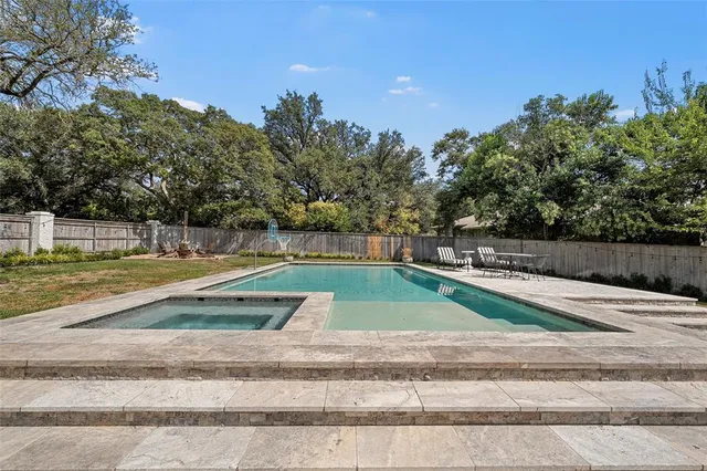 a view of a tennis court