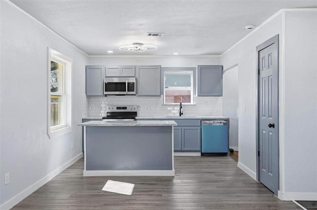 3922 Rainier Street Irving, TX 75062 - Photo 3 of 25