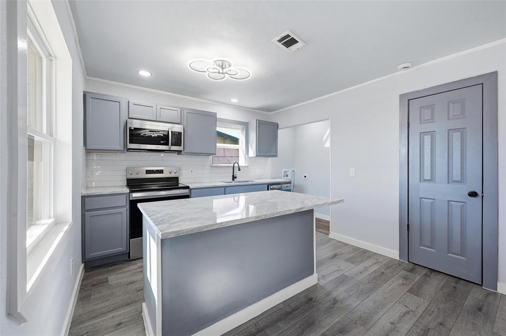 3922 Rainier Street Irving, TX 75062 - Photo 4 of 25