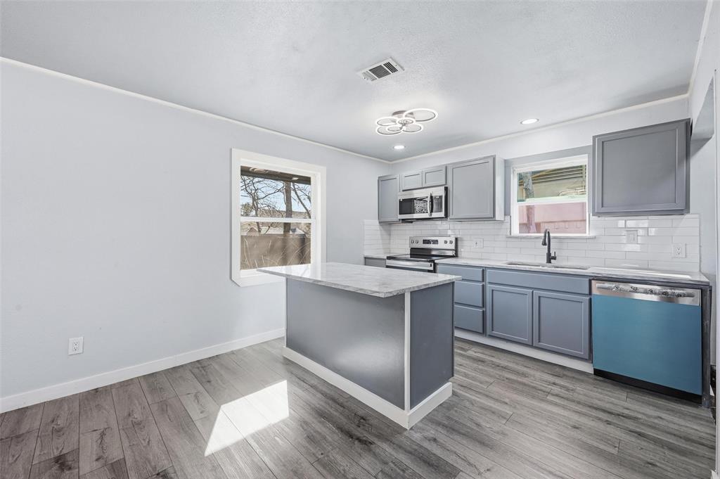 3922 Rainier Street Irving, TX 75062 - Photo 5 of 25