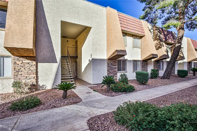 $1,390 | 5493 Indian River Drive, Unit 371, Las Vegas, NV 89103