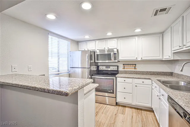 $1,390 | 5493 Indian River Drive, Unit 371, Las Vegas, NV 89103