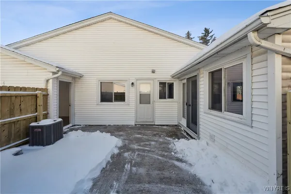 $194,999 | 32 Pebble Creek Drive, Cheektowaga, NY 14227