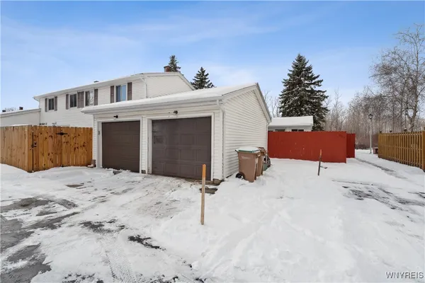 $194,999 | 32 Pebble Creek Drive, Cheektowaga, NY 14227