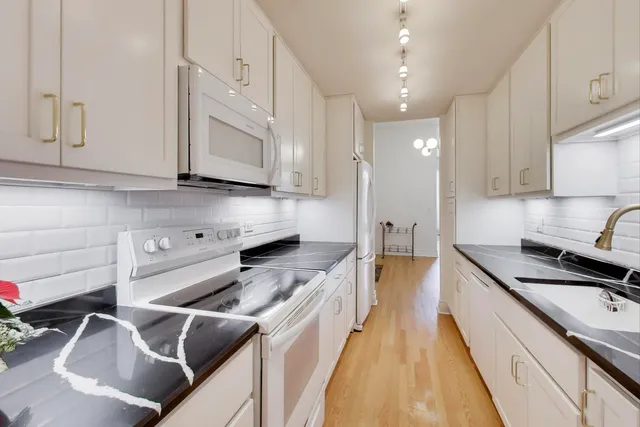 $4,000 | 1402 North La Salle Drive, Unit 1N, Chicago, IL 60610