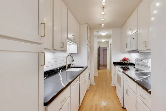 $4,000 | 1402 North La Salle Drive, Unit 1N, Chicago, IL 60610