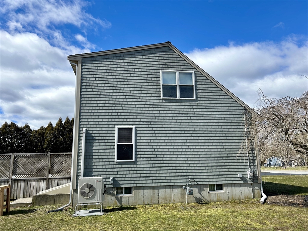 43 Boston Hill Road Fairhaven, MA 02719 - Photo 5 of 25 a backyard of a house