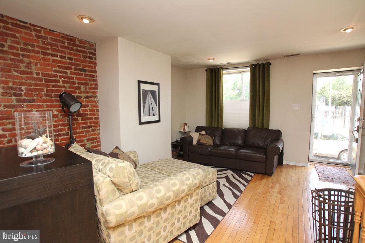 202 Jackson Street Philadelphia, PA 19148 - Photo 2 of 21 Living Area