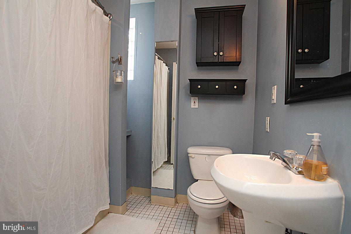 202 Jackson Street Philadelphia, PA 19148 - Photo 14 of 21 Full Upstairs bath
