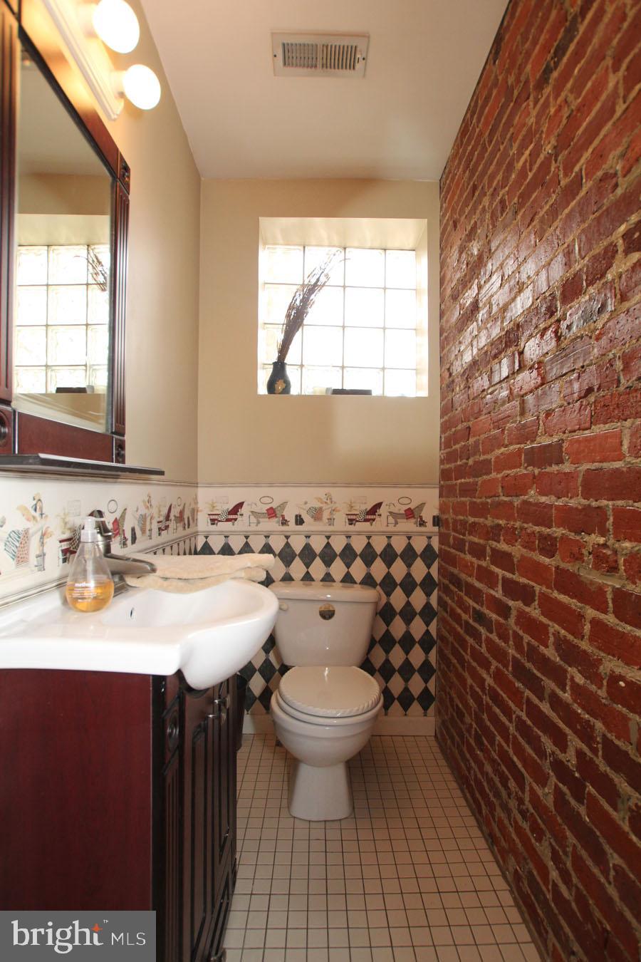 202 Jackson Street Philadelphia, PA 19148 - Photo 4 of 21 1st Floor Half Bath