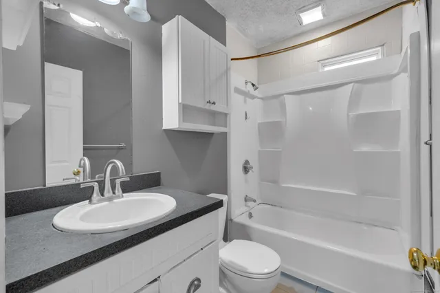 $2,000 | 152 West Center Street, Manchester, CT 06040