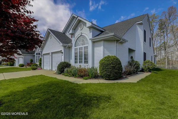 a view of a front of house with a yard