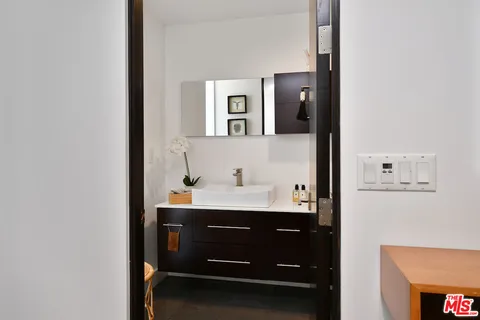 $3,025,000 | 20150 Delita Drive, Woodland Hills, CA 91364