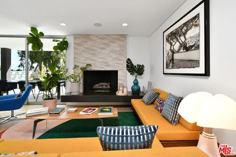 $3,025,000 | 20150 Delita Drive, Woodland Hills, CA 91364