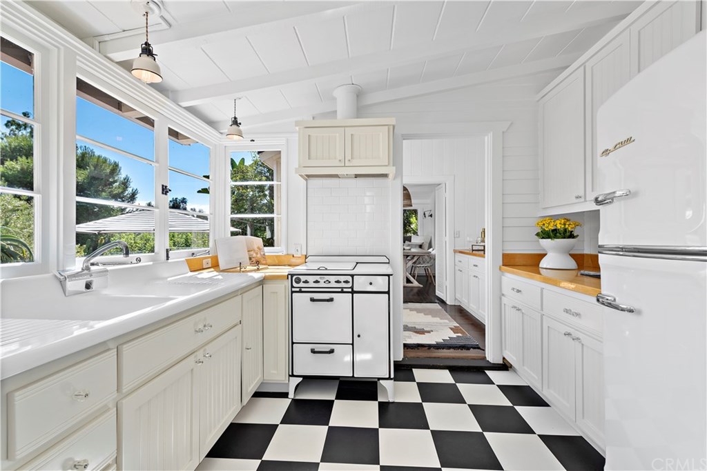 475 El Bosque Laguna Beach, CA 92651 - Photo 14 of 30