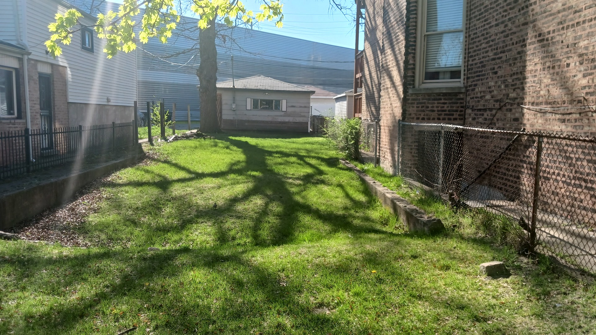 a view of backyard with garden