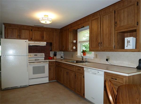 218 Oak Hollow Road Springfield, MA 01128 - Photo 4 of 30