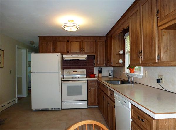 218 Oak Hollow Road Springfield, MA 01128 - Photo 6 of 30